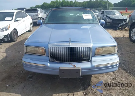 1995 Lincoln Town Car Signature/Spinnaker z USA, uszkodzony, nr VIN 1LNLM82W7SY684577